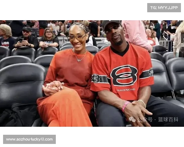 威尔逊捧FMVP奖杯狂喜庆祝 阿德巴约满脸宠溺守候一旁